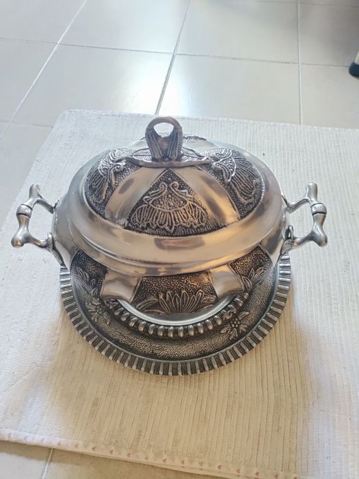 Terrina em estranho com prato