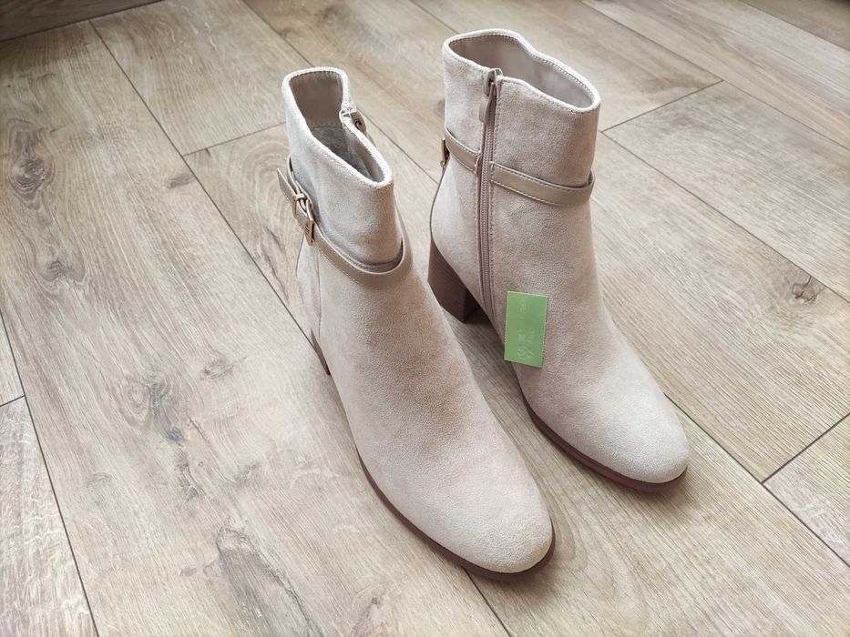 Eleganckie nowe jasne botki r. 38