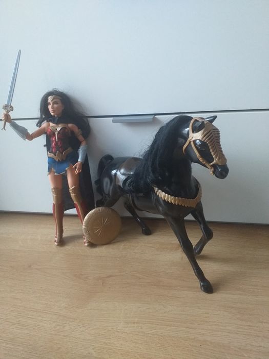 Lalka wonder woman I koń