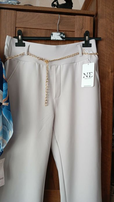 Spodnie jasny beż  łańcuszek nowe