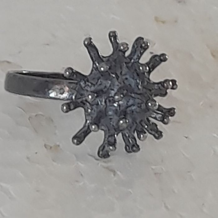 Stary srebrny pierścionek jeżyk