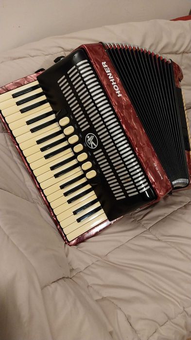 Acordeon hohner bravo lll 80, bem conservado, com pouco uso.