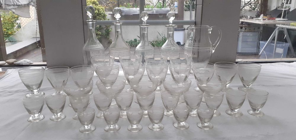 conjunto de copos e garrafas de vidro fino