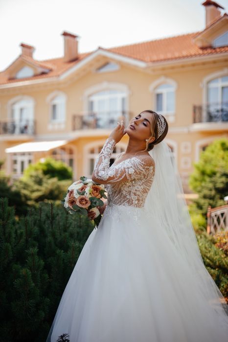 Весільна сукня зі шлейфом