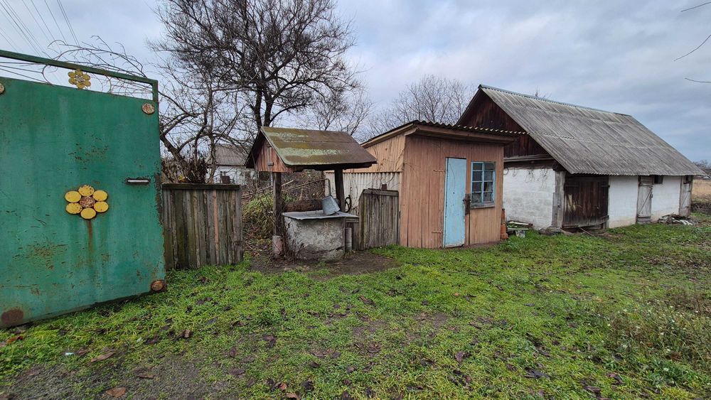 Велика ділянка зі старим будинком у селі Небрат