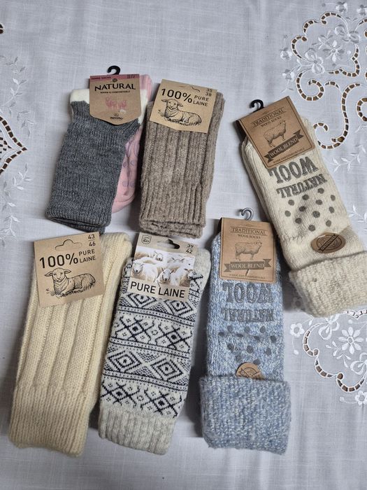 Vende-se meias de lã e diversas