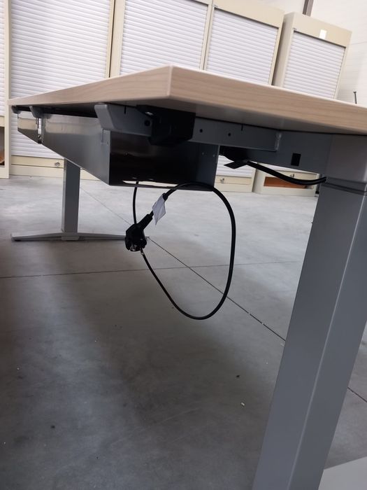 Biurko elektryczne regulowane z regulacją wysokości