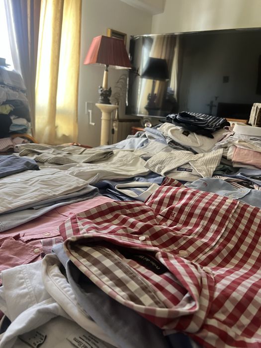 Grande lote de camisas de marca.