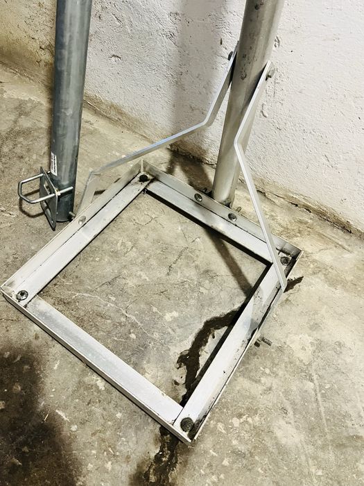 Stojak do przymocowania anteny satelitarnej