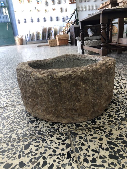 Pias em pedra antigas