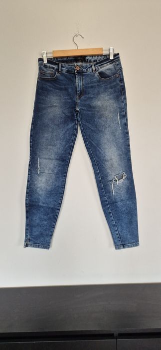 Spodnie jeansowe damskie granatowe dziury Mohito 36