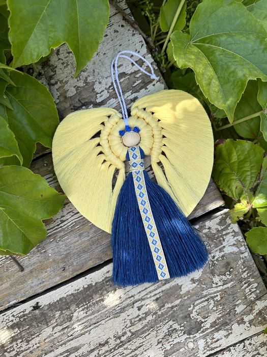 Ангел в украінському вбранні. Іграшка. Ручна робота. Макраме.