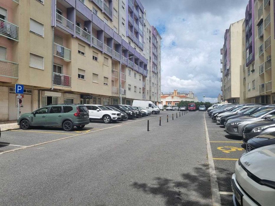Loja de rua, ampla com montra | 77 m² | Monte Abraão