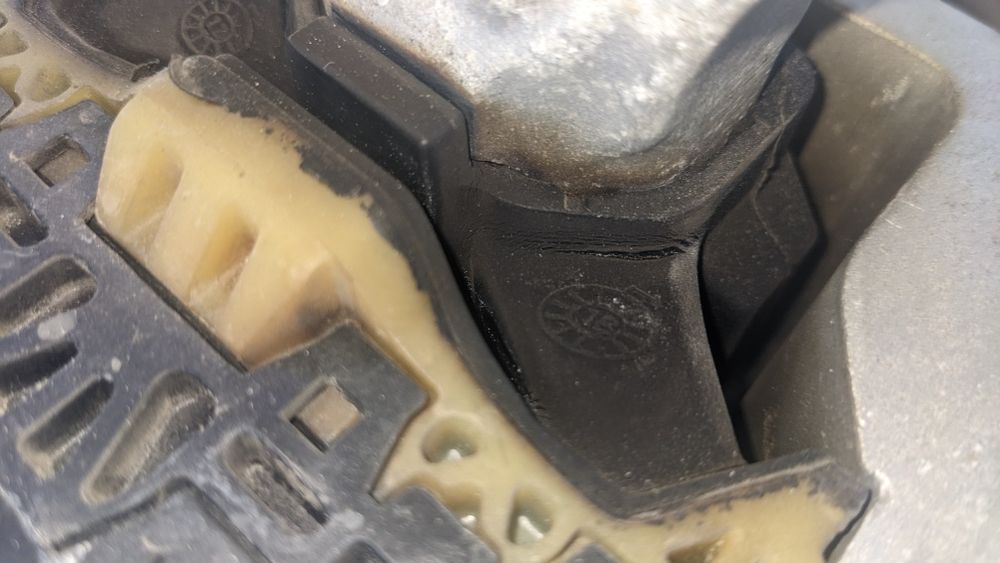 Chrysler Pacifica  подушка КПП верхняя 68224742AB.