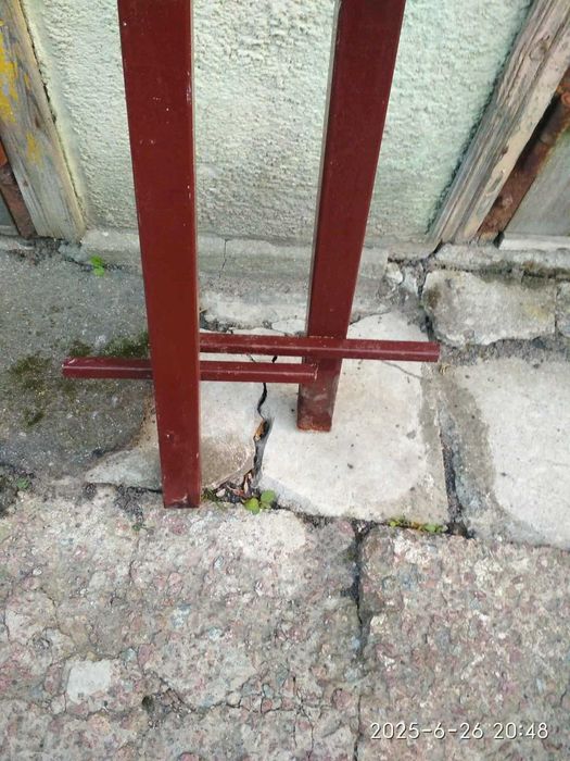 Стійки для стаціонарного столика та лавочки