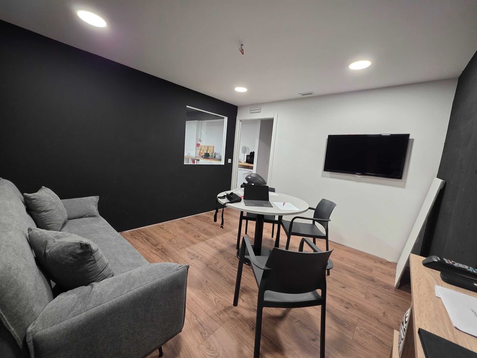 Loja para arrendamento em frente à Internacional Sharing School