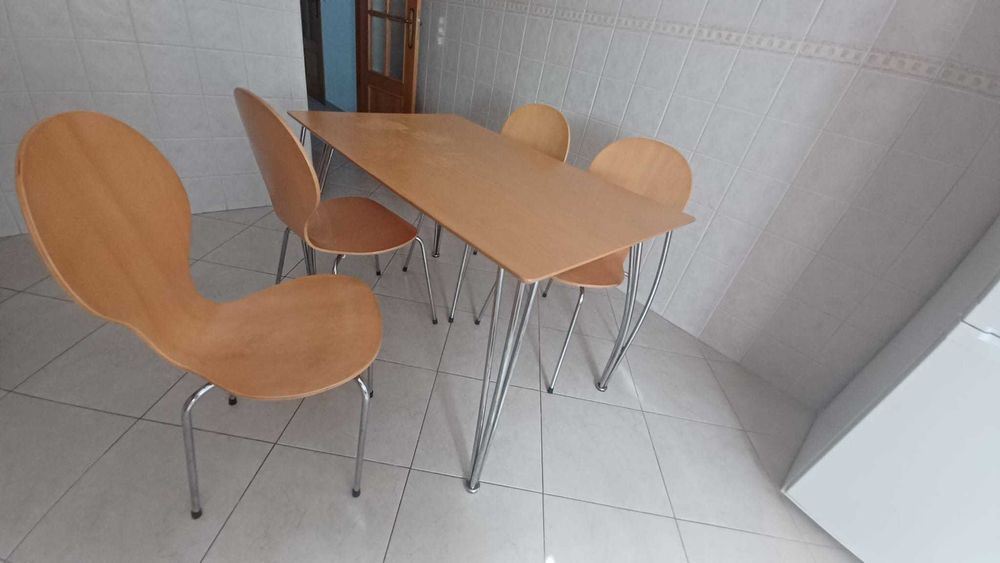 Mesa de cozinha com 4 cadeiras