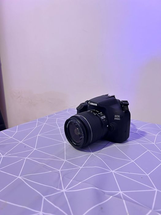 Câmara Canon EOS2000D