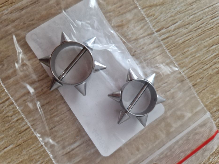 Kolczyki do sutków. Nowe kółka z kolcami