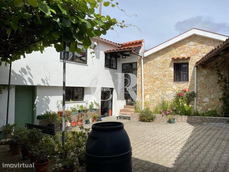 Encantadora Casa em Pedra com 3 Quartos, Jardins e Vistas – perto de S