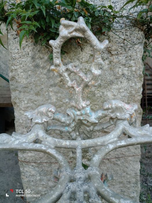 Suporte para guarda chuvas muito antigo.
