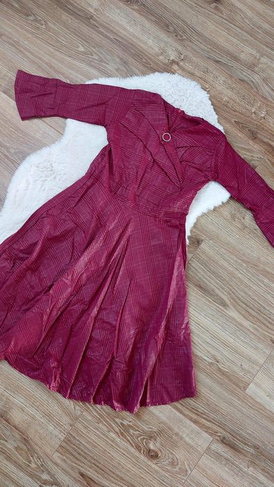 Burgundowa mieniąca się sukienka