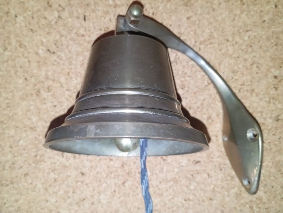 Sino em latão com suporte