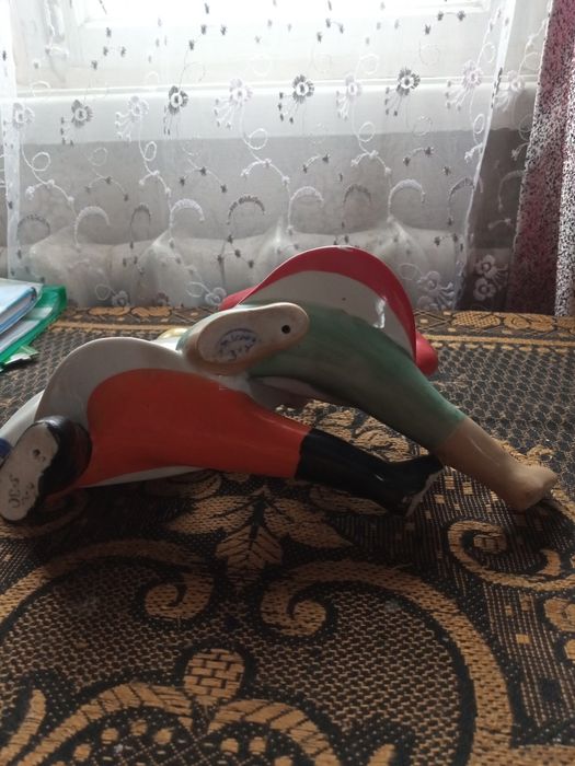 Фарфорова статуетка