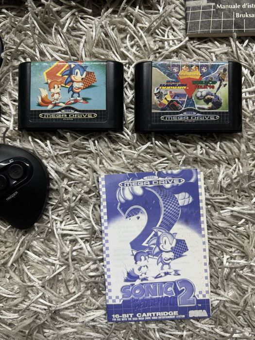 Sega Mega Drive 2 original + comando + 2 jogos + manuais + cabos
