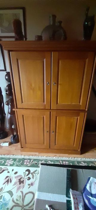 Armário de madeira pinho para venda.