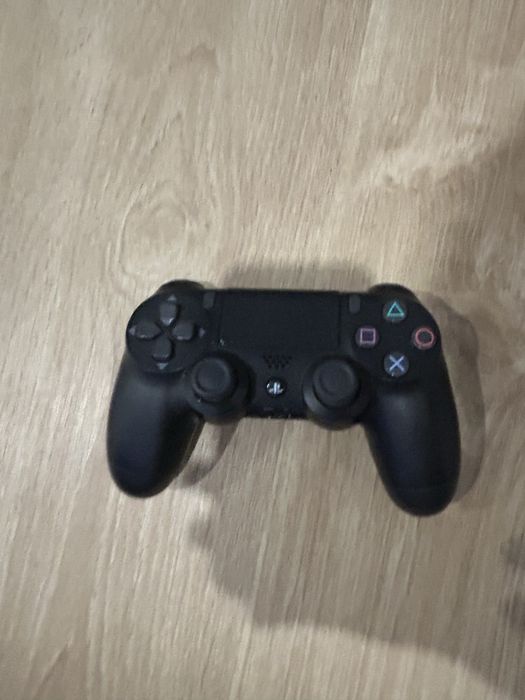 PlayStation 4 pro muito boa ainda vem com 1 comando e 4 jogos