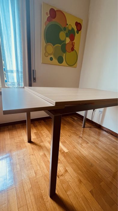 Mesa de Madeira Extensível de Linhas  Modernas e Retas