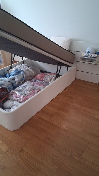 Cama e cabeceira