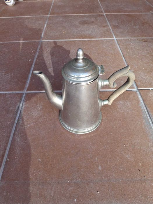 Cafeteira de estanho muito antiga