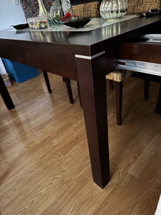 Mesa e aparador, cor wengue, excelente estado.