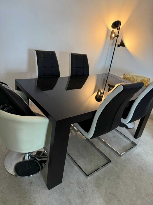 Mesa Madeira Preta c/ Tampo de Vidro Extensível + 4 Cadeiras