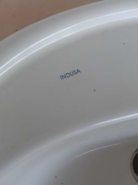 Tampo em pedra com lavatório Indusa.