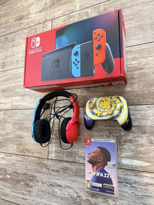 Nintendo Switch V2 + gra + dodatkowy pad + karta 128GB + słuchawki.