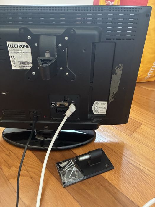 TV electronia de 20 polegadas com suporte de parede