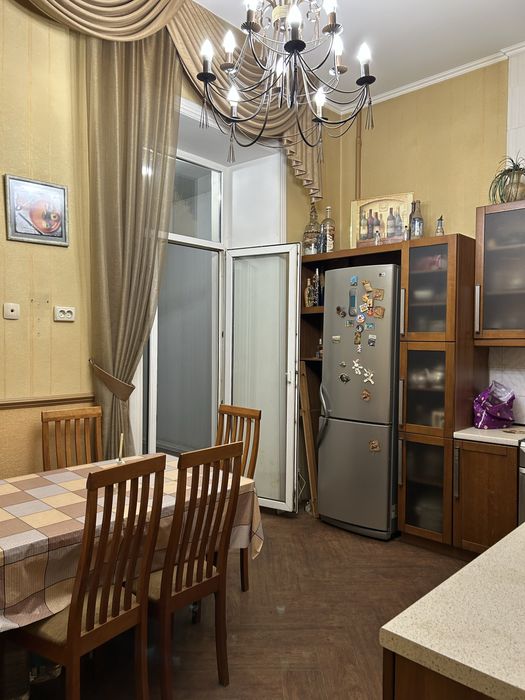 Продам 4 рьох кімнатну квартиру в центрі