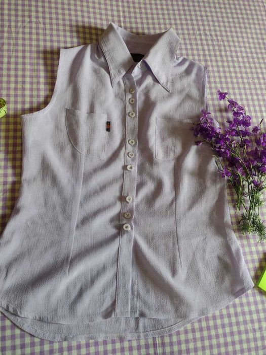 Світло фіолетова блузка без рукавів