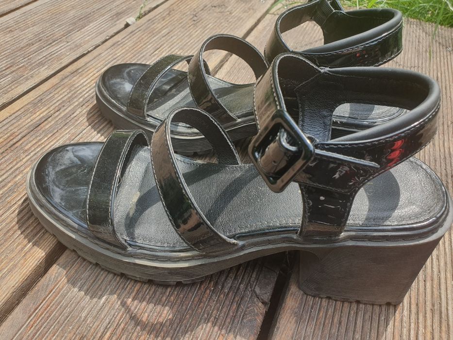 Sandały na platformie