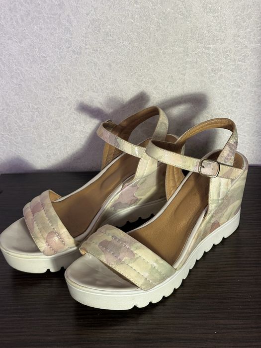 Сандалі на танкетці