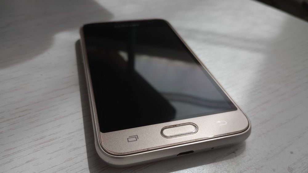 Смартфон Samsung Galaxy J1 Gold