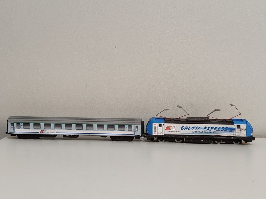 Siemens Vectron w malowaniu Baltic Express.
Sklejony Model k