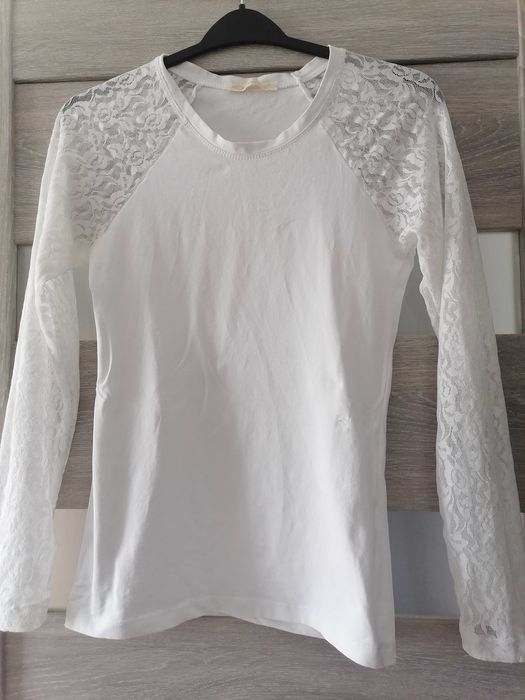 Biała bluzeczka z koronkowymi rękawami