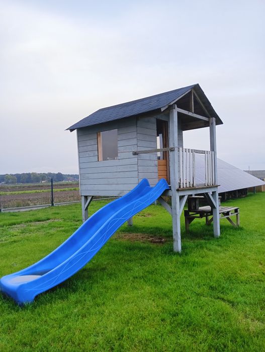 Domek drewniany, zjeżdżalnia, plac zabaw