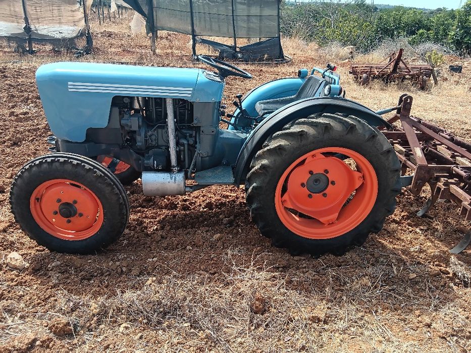 Trator echer com documentos.