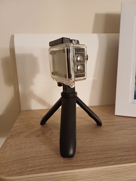 Câmara de ação 1080p, com tripé extensível.