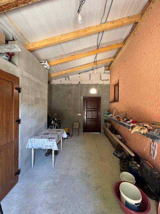 2-х поверховий будинок з ремонтом в с. Нижнів